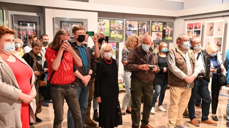 
                                        Goście wystawy robią zdjęcia                                        
