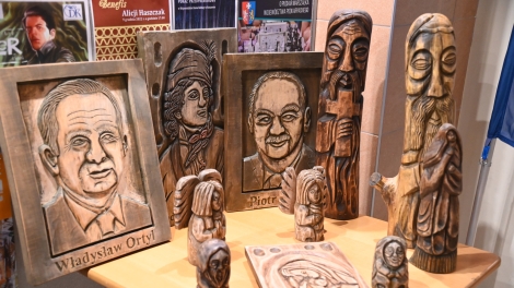 
                                        Drewniane rzeźby przedstawiające sławnych Polaków i postaci religijne                                        