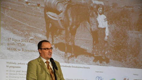 
                                        Dyrektor WDK przemawia podczas prezentacji dziedzictwa Kresów                                        