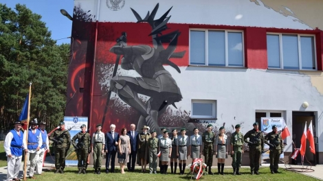 
                                        Sprawozdanie z Uroczystości odsłonięcia muralu "Mściciel" w Ulanowie - zdjęcie 6                                        
