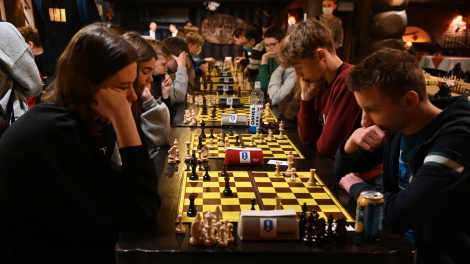 
                                        Szachiści analizują sytuację taktyczną na szachownicy                                        