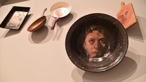 
                                        Miska ceramiczna z namalowaną na dnie twarzą                                        
